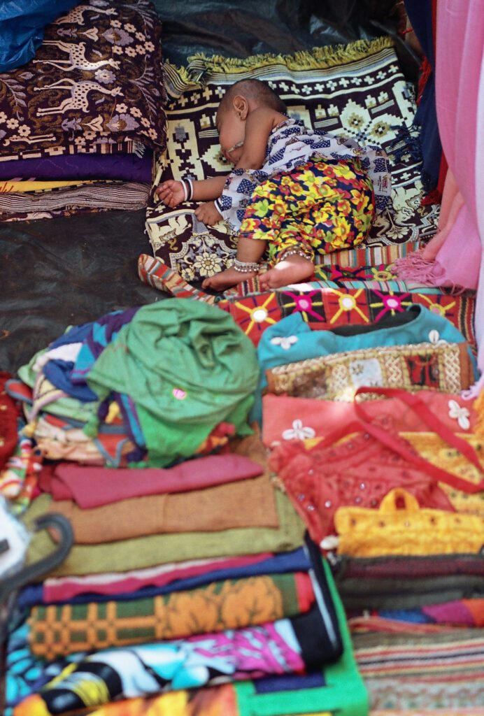 Na bazaru v Anjuně, Goa v Indii