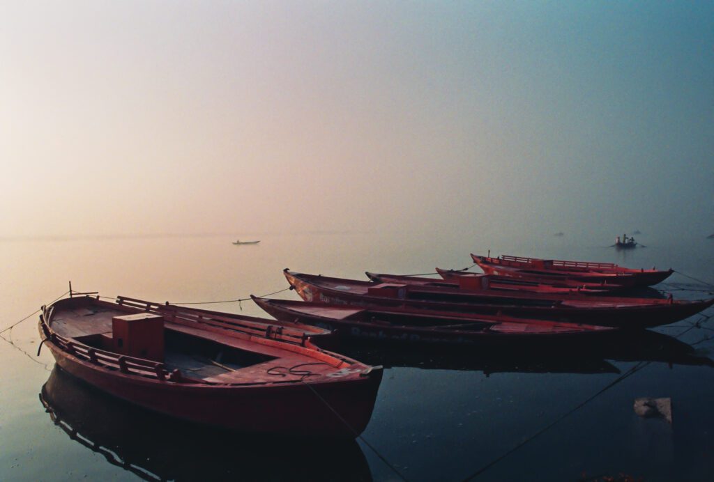 Loďky na Ganze. Váránasí v Indii.