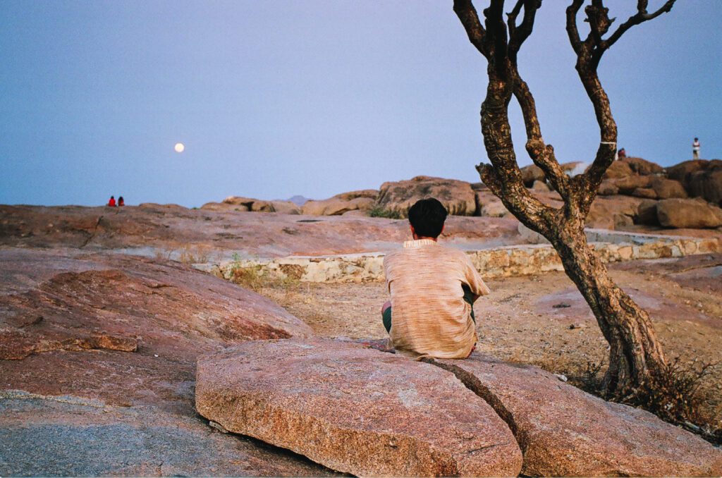 Pohled na měsíc v Indickém Hampi