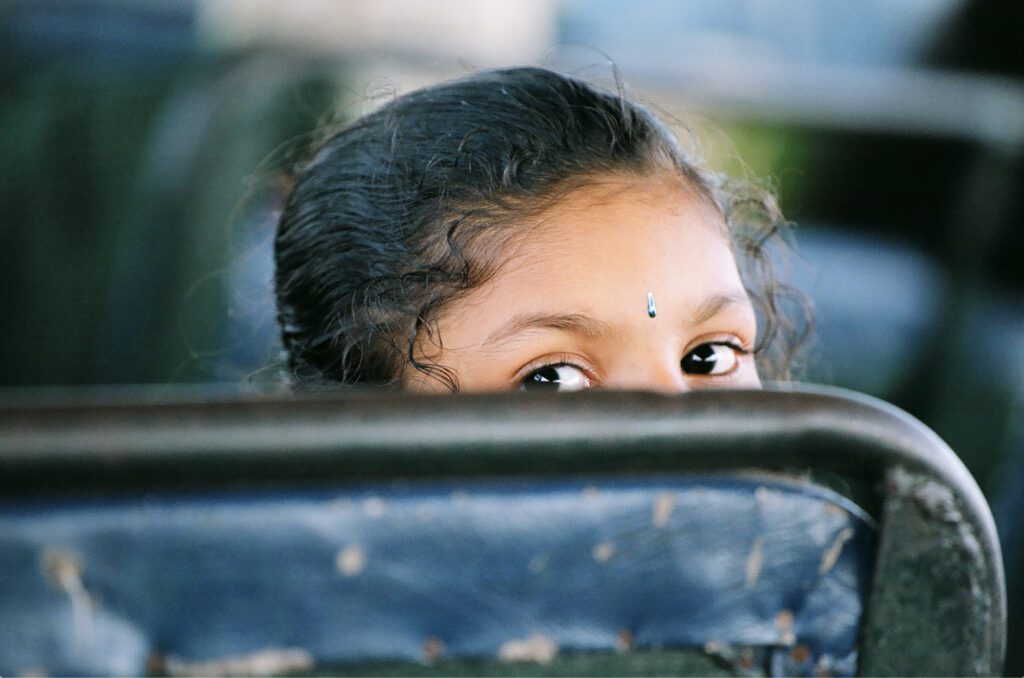 Zvědavé děvče v Indické Karnatace 