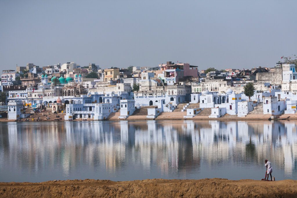 Pohled na gháty v Puškáru v Radžastánu v Indii
