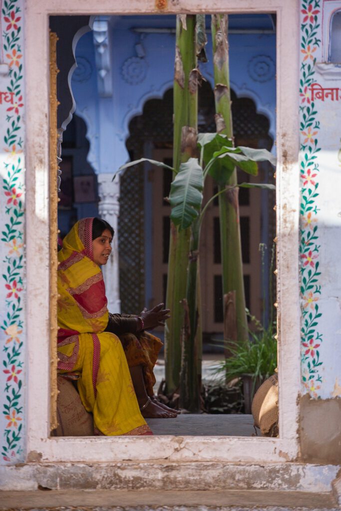 Paní za dveřma v Indii