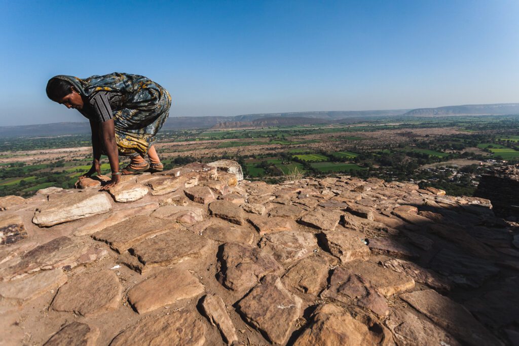 Paní leze po skále v Indii