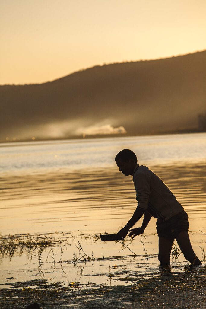 Silueta pána před jezerem v Indii