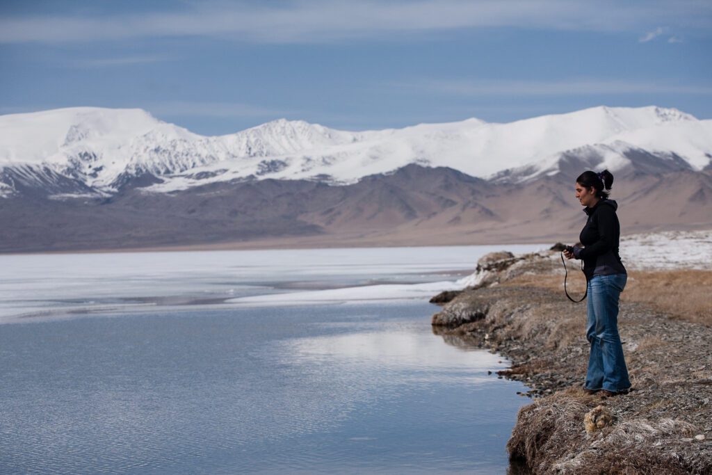 Mladá dívka u pamírského jezera v Tádžikistánu
