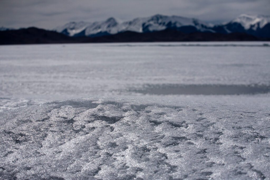 Pohled přes zamrzlé jezero na Pik Lena na Kyrgysko-Tádžikiské hranici