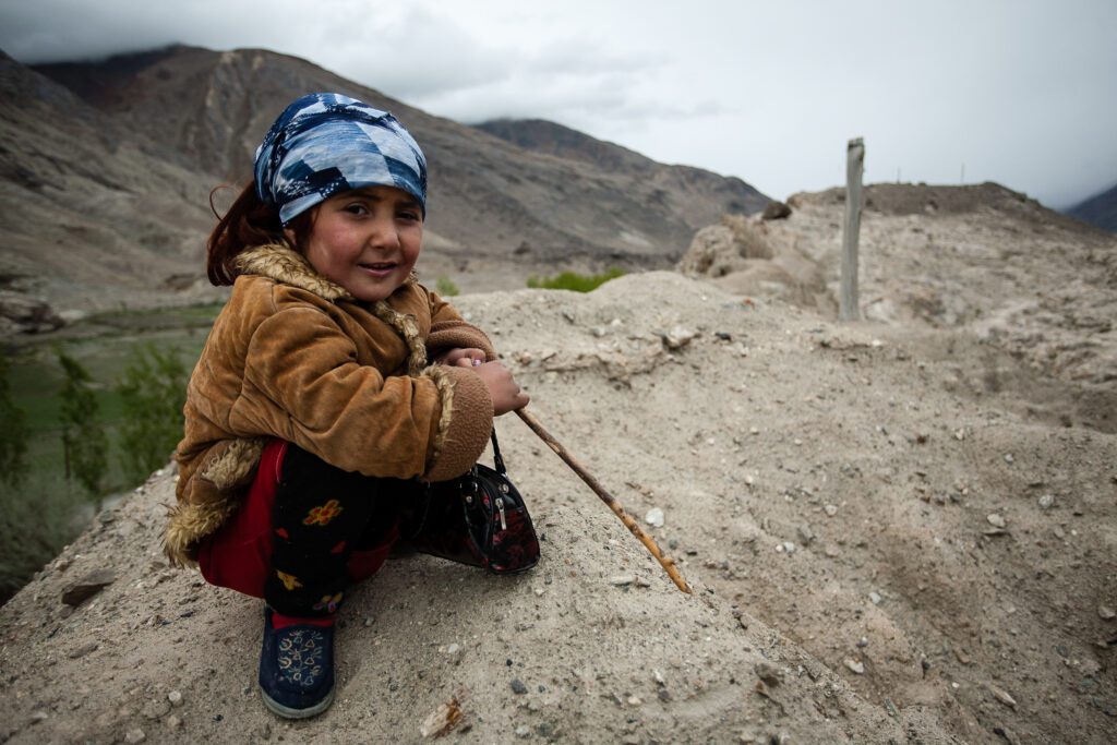 Dívka na jihu Pamíru v Tádžikistánu