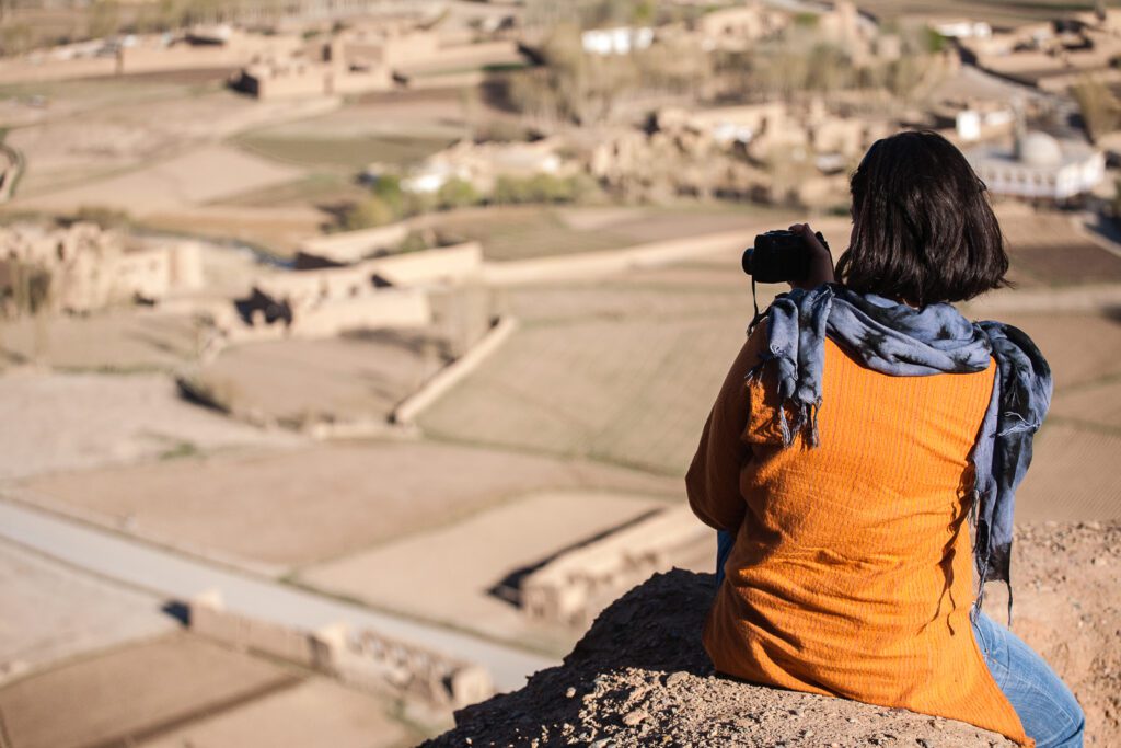 Kristína kouká na Bamyán v Afgánistánu