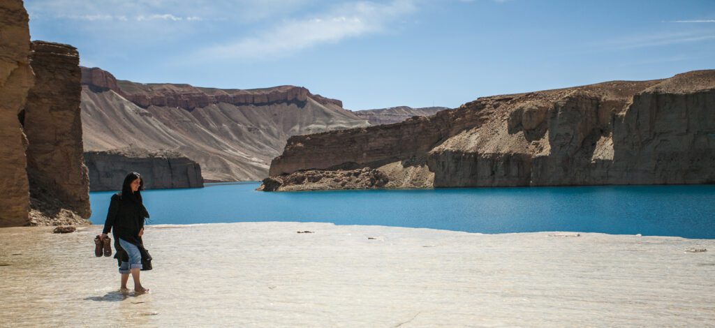 Kristína leze po vodě, Band-e Amir, Afgánistán