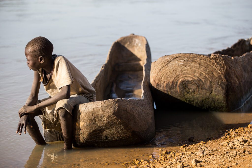 Dřevěná kánoe na řece v Jižním Súdánu