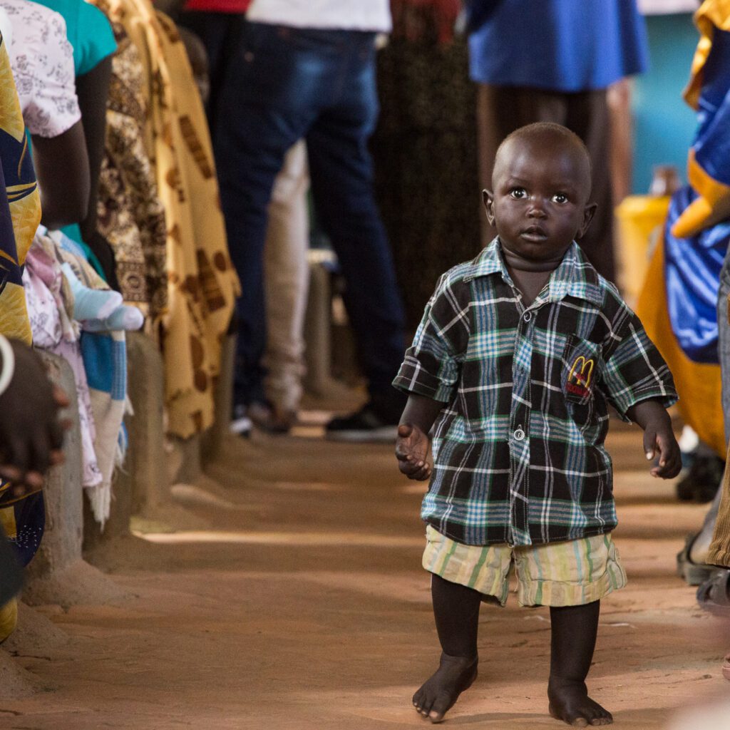 Chlapec v kostele v Jižním Súdánu