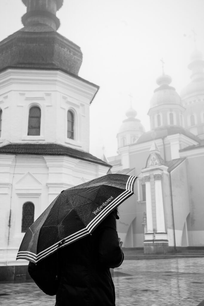 Deštník před chrámem svatého Michala v Kyjevě na Ukrajině