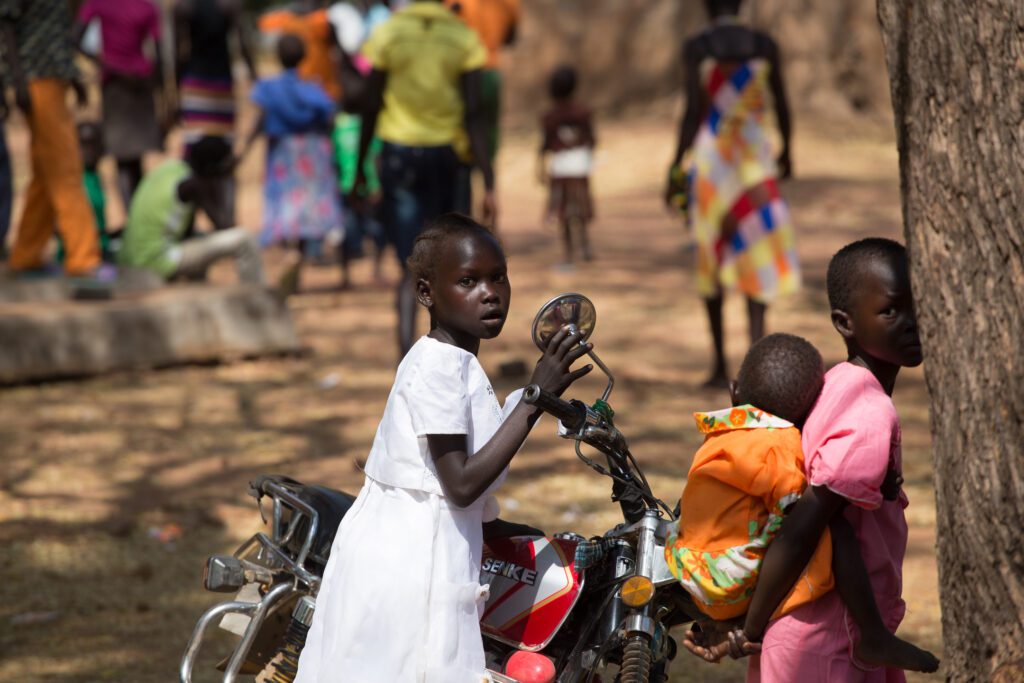 Dívky před kostelem  v Jižním Súdánu
