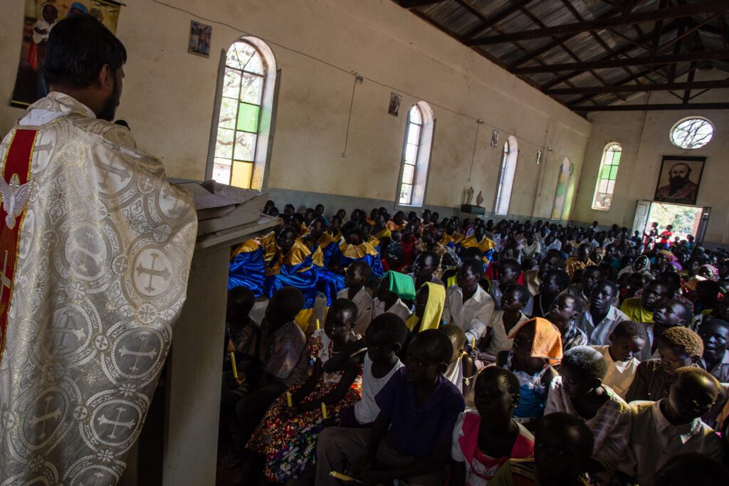 Nědělní mše s knězem v Jižním Súdánu