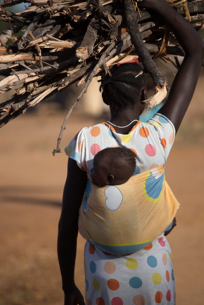 Žena, dítě a dřevo v Jižním Súdánu