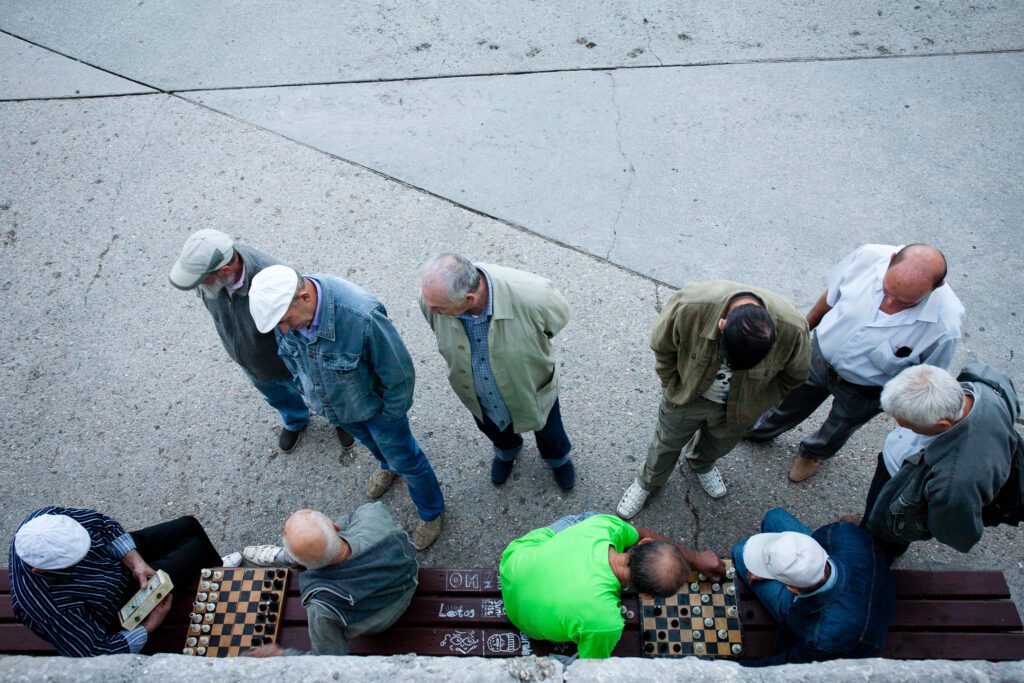 Starší muži hrající šachy na Jaltě, na Krymu na Ukrajině