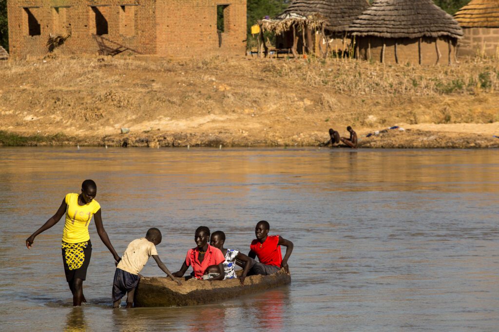 Přechod přes řeku v Jižním Súdánu