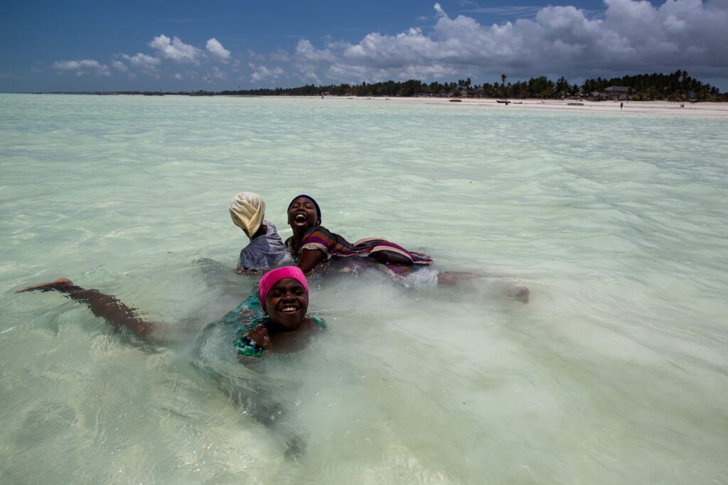 Děti na pláži na Zanzibaru