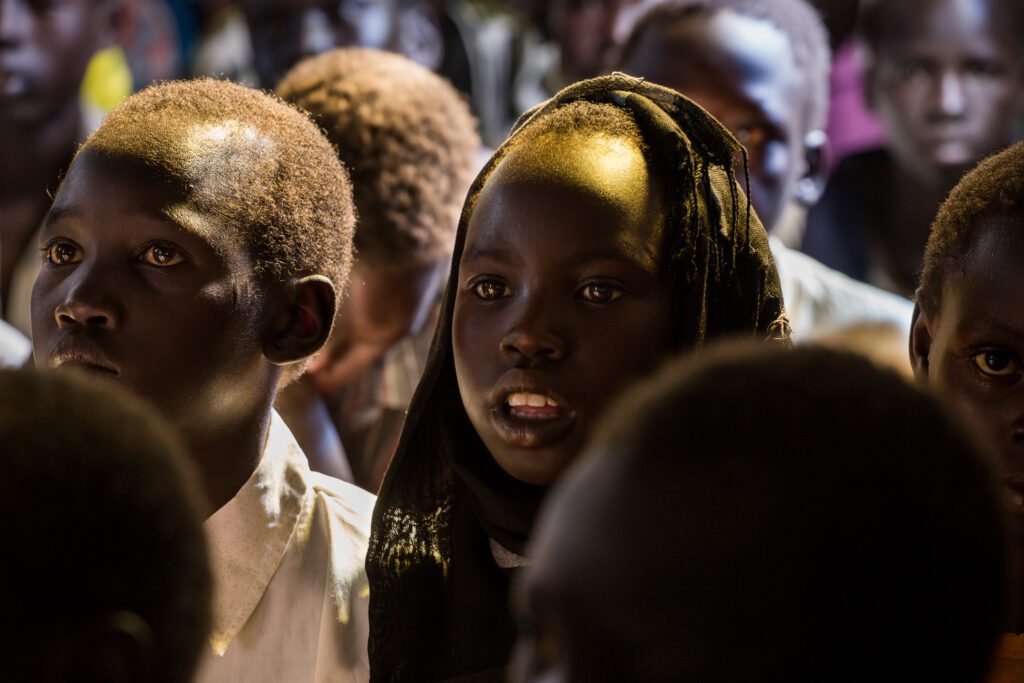 Děti v kostele v Jižním Súdánu