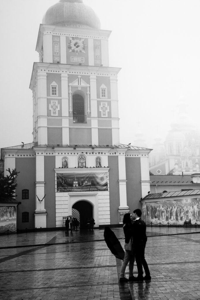 Lidé před chrámem svatého Michala v Kyjevě na Ukrajině