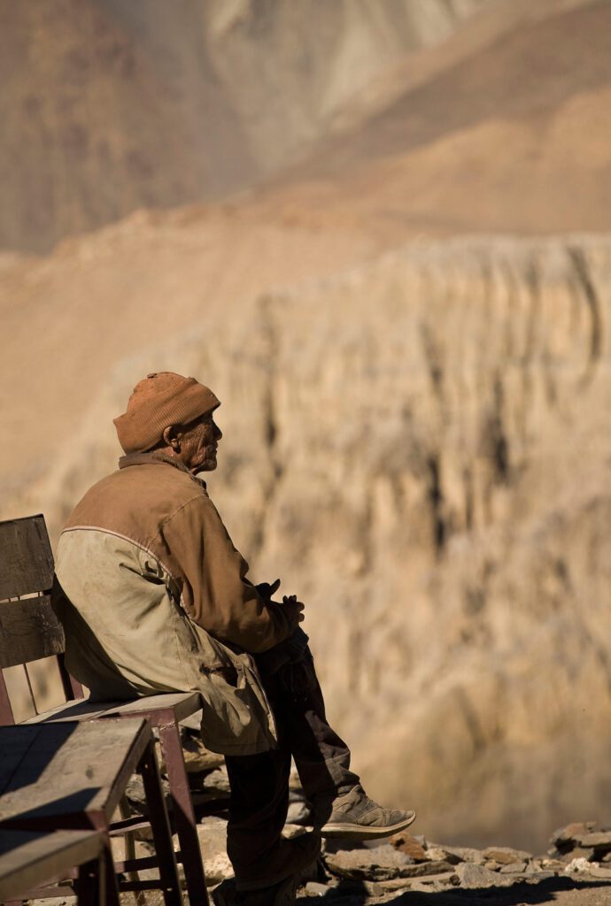 Děda na lavičče u Muktinádu v Nepálu
